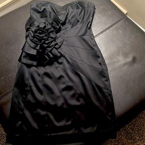 Knee length sz 4 black dress with a slight sweetheart neckline and flower detail